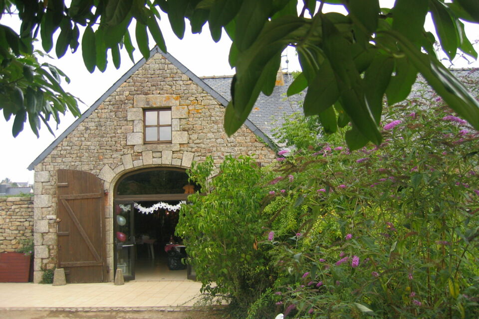 ABC Salles – DR - La Ferme de Kerprat, propose un cadre rustique et charmant pour accueillir vos événements privés ou professionnels dans une ambiance chaleureuse au bord de la mer. 