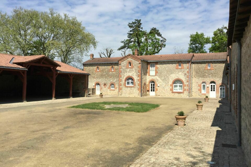 ABC Salles – DR - Le Domaine de la Corbe, niché au cœur de la Vendée, allie charme historique et élégance. Ce cadre enchanteur avec son château du XIXe siècle et son orangerie est idéal pour toutes sortes de réceptions inoubliables. 