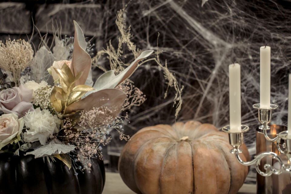 Freepik - Photo d'illustration - Une décoration de mariage sur le thème d'Halloween peut transformer votre réception en un univers enchanteur et mystérieux. Des citrouilles sculptées aux centres de table gothiques, en passant par des bougies lugubres, chaque détail évoque la magie de cette fête.