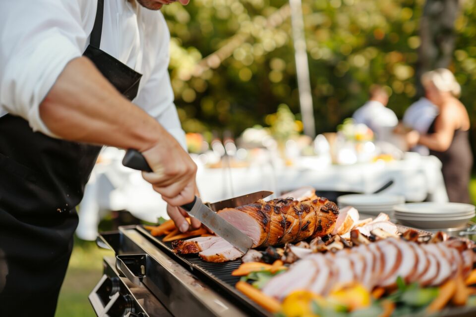 Adobe Stock - Photo d'illustration - Le barbecue, ce moment qui réunit petits et grands autour des grillades à l'odeur alléchante, particulièrement lors des occasions spéciales. En devenant chic et raffiné, il aura largement de quoi pour éblouir vos invité.