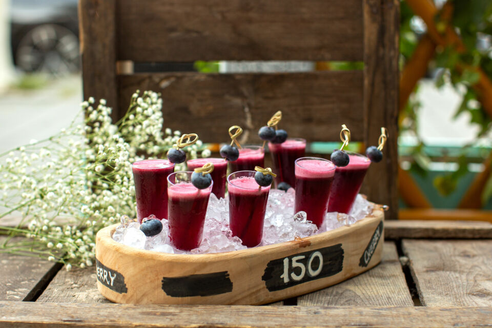 Freepik - Photo d'illustration - La présentation des boissons pour le vin d'honneur est aussi essentielle que les nectars proposés pour marquer les esprits. Des cocktails élégants aux jus artisanaux rafraîchissants, misez sur une présentation créative et en harmonie avec le thème de votre mariage.