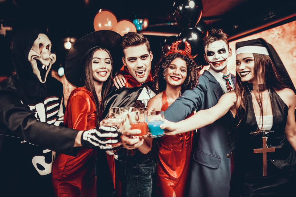 Adobe Stock - Photo d'illustration - Grâce au générateur de costumes créé par Google, ce groupe d'amis a parfaitement coordonné leurs déguisements à l’occasion d’une soirée Halloween.