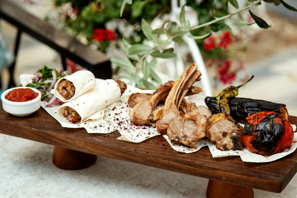 Freepik Photo d'illustration Chaque mariage célèbre les spécialités locales, reflétant la diversité et la richesse de la région.