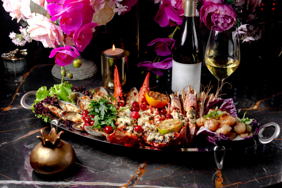 Adobe Stock - Photo d'illustration -&nbsp;Un élégant plateau de fruits de mer frais, parfait pour apporter une touche raffinée et estivale à votre mariage en bord de mer ou en plein air.