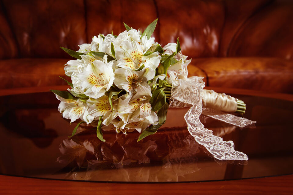 Adobe Stock - Photo d'illustration - Un bouquet de lys majestueux, symbole de pureté et d'élégance, parfait pour sublimer la mariée lors de son jour spécial.