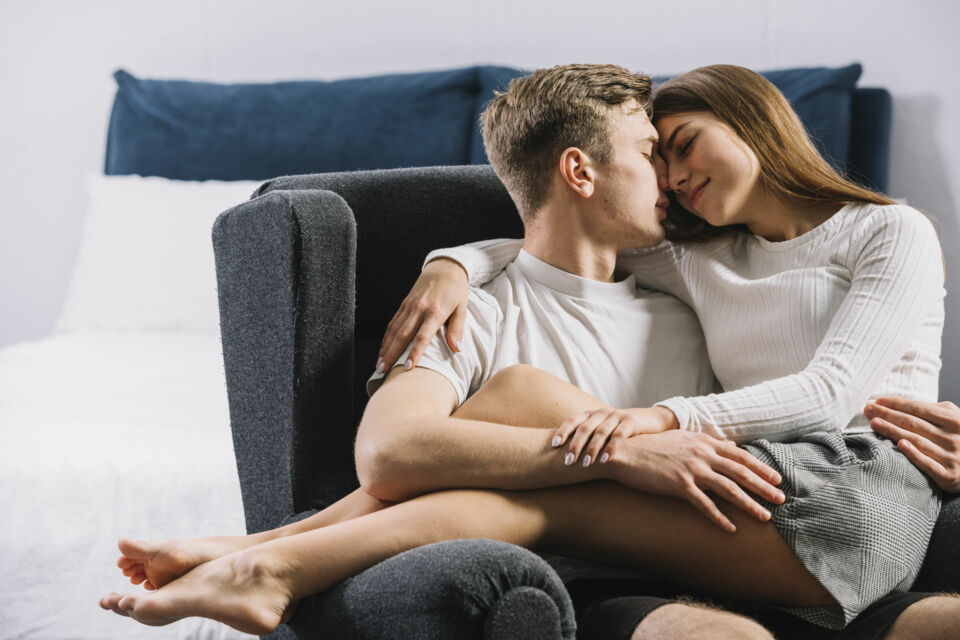 Freepik - Photo d'illustration - Une réflexion importante pour les couples avant de se pacser : vivre ensemble permet de tester la compatibilité au quotidien, mais n’est pas toujours une étape nécessaire.