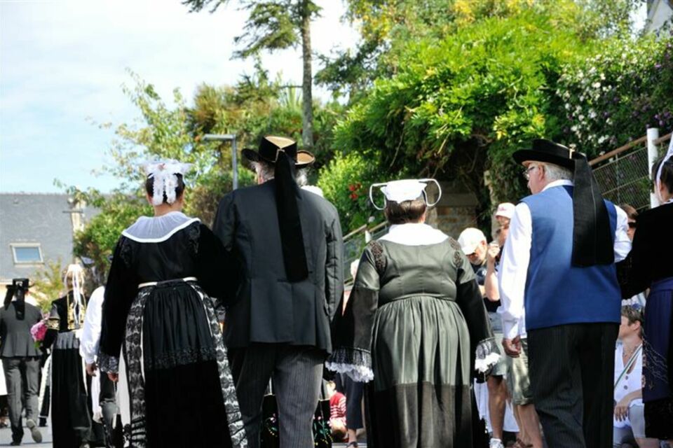 Adobe Stock - Photo d'illustration - Un mariage traditionnel breton allie coutumes ancestrales et célébration authentique, avec des costumes régionaux, des danses festives et des rituels symboliques, dans une ambiance profondément enracinée dans la culture celtique.
