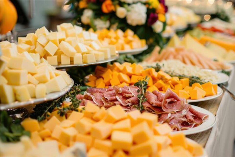 Adobe Stock - Photo d'illustration - Un buffet de charcuterie et fromages raffinés, symbole de convivialité et de terroir, parfait pour un mariage à la française.