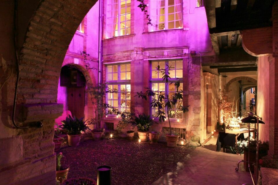 ABC Salles – DR - Le Salon de Marvejol, un espace raffiné dans le cœur historique de Toulouse, parfait pour accueillir vos événements dans un cadre élégant, authentique et mystérieux. 