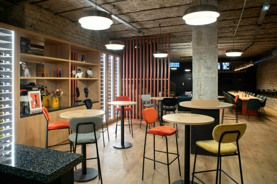 ABC Salles – DR - La Table, un lieu immersif où gastronomie et convivialité se rencontrent pour des événements uniques dans un cadre moderne et chaleureux. 