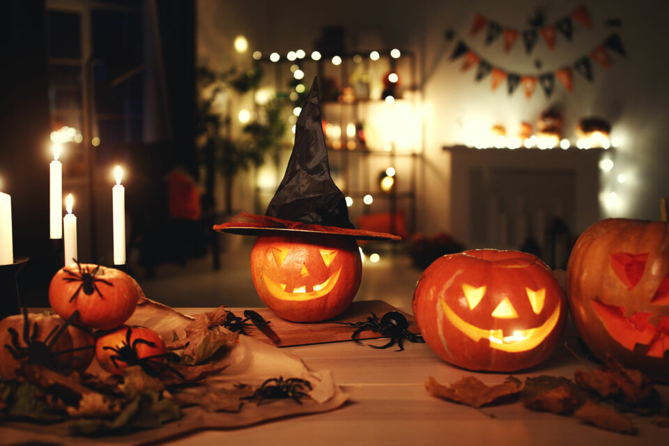 Adobe Stock - Photo d'illustration - Halloween, riche en mystère et en frissons, n'est pas réservée aux enfants, et en privatisant un lieu pour l'occasion, vous pouvez transformer votre soirée en une expérience mémorable et immersive.