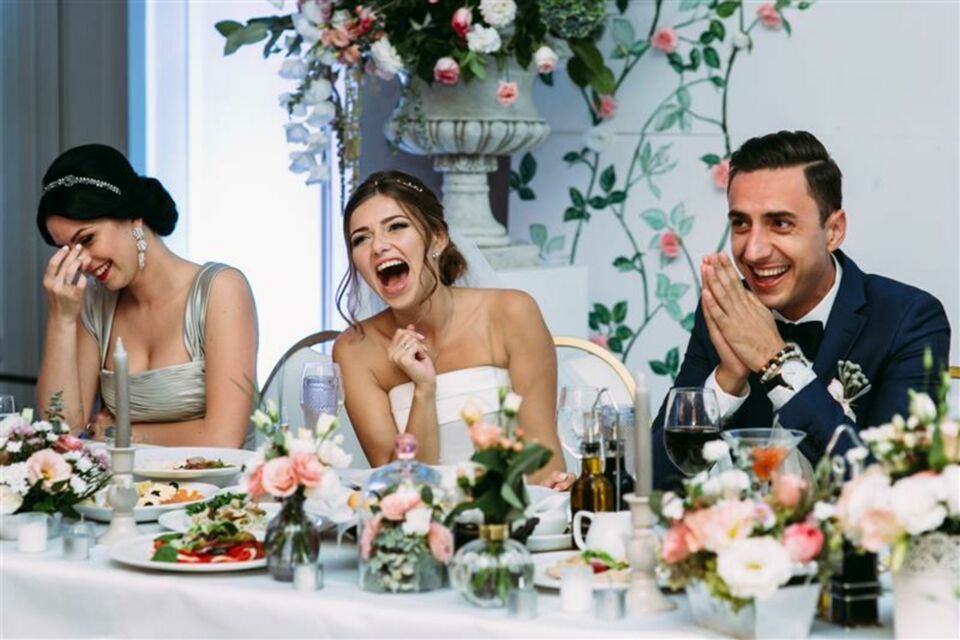 Adobe Stock - Photo d'illustration - Parmi les animation de mariage, le quiz des mariés peut apporter rires et amusements et permettre aux invités de mieux connaitre les époux.