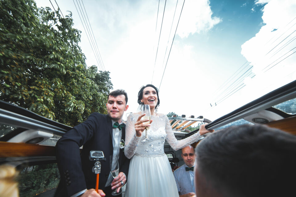 Freepik - Photo d'illustration - Un couple de mariés prêt à prolonger leur célébration dans un lieu unique, parfait pour un endless wedding inoubliable.