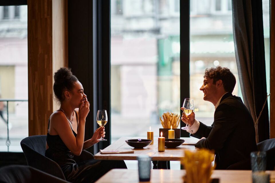 Adobe Stock - Photo d'illustration -  Une récente étude offre un aperçu détaillé des modes de formation des couples d'aujourd'hui. Elle révèle des tendances dominées par l'omniprésence des plateformes numériques et une attention croissante aux enjeux sociaux.