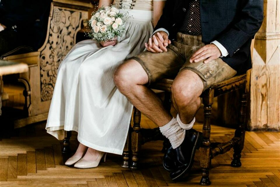Adobe Stock - Photo d'illustration - Un marié en Lederhosen, symbole de l'élégance rustique bavaroise, prêt à célébrer son union dans la tradition allemande.