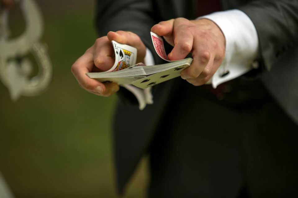 Adobe Stock - Photo d'illustration - Faire appel à un magicien pour votre mariage, c’est offrir à vos invités une parenthèse enchantée au sein d’une journée riche en émotions. 