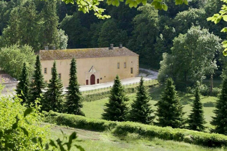 ABC Salles – DR - L’Abbaye du Val des Choues, datant du XIIe siècle et nichée au cœur de la forêt de Châtillon, offre un cadre historique et naturel exceptionnel pour des mariages et événements culturels inoubliables. 