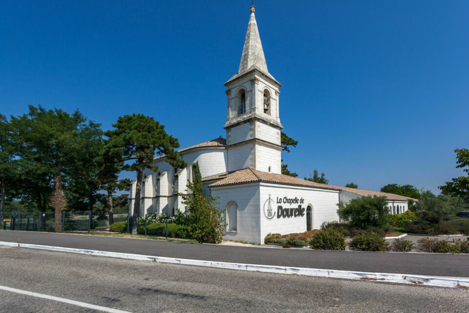 ABC Salles – DR - La Chapelle de Daurelle, ancienne chapelle restaurée du XIXe siècle, propose un cadre intimiste et charmant au bord du canal du Rhône, idéal pour des événements privés ou professionnels. 