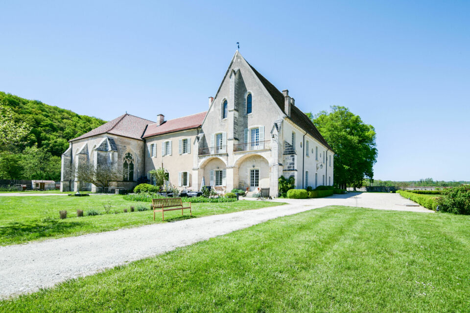 ABC Salles – DR - L'Abbaye de Reigny, majestueuse abbaye cistercienne du XIIe siècle, offre un cadre historique exceptionnel au bord de la Cure pour des événements uniques. 