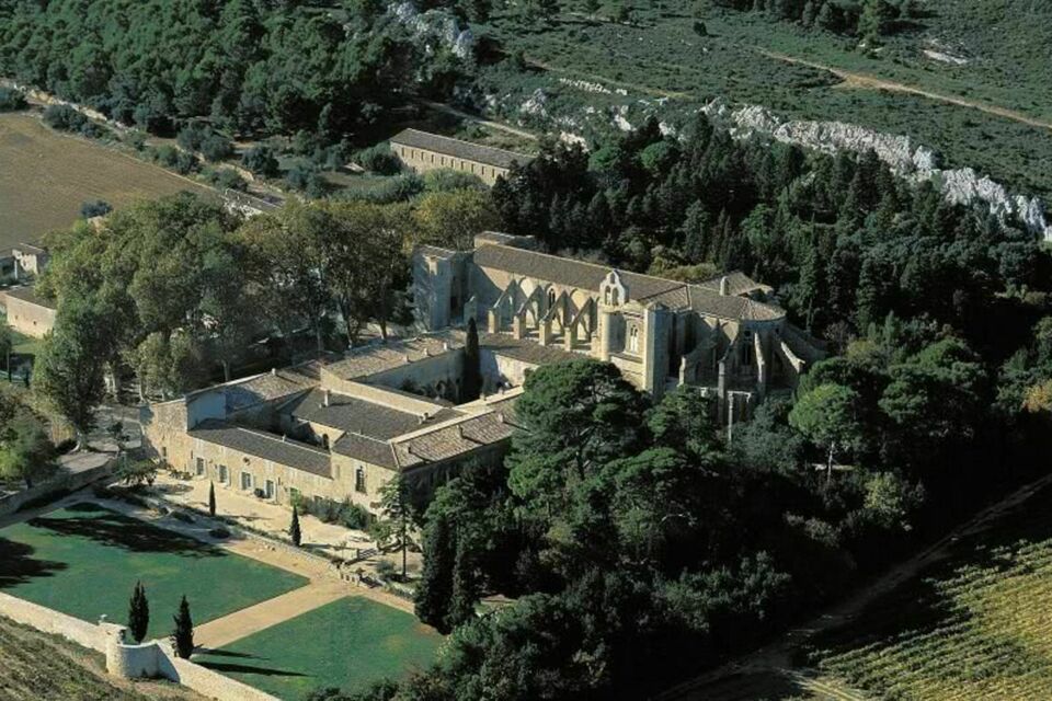 ABC Salles – DR - L'Abbaye de Valmagne, majestueuse abbaye cistercienne du XIIe siècle entourée de vignes, offre un cadre historique et enchanteur pour des événements grandioses en plein cœur de la nature. 