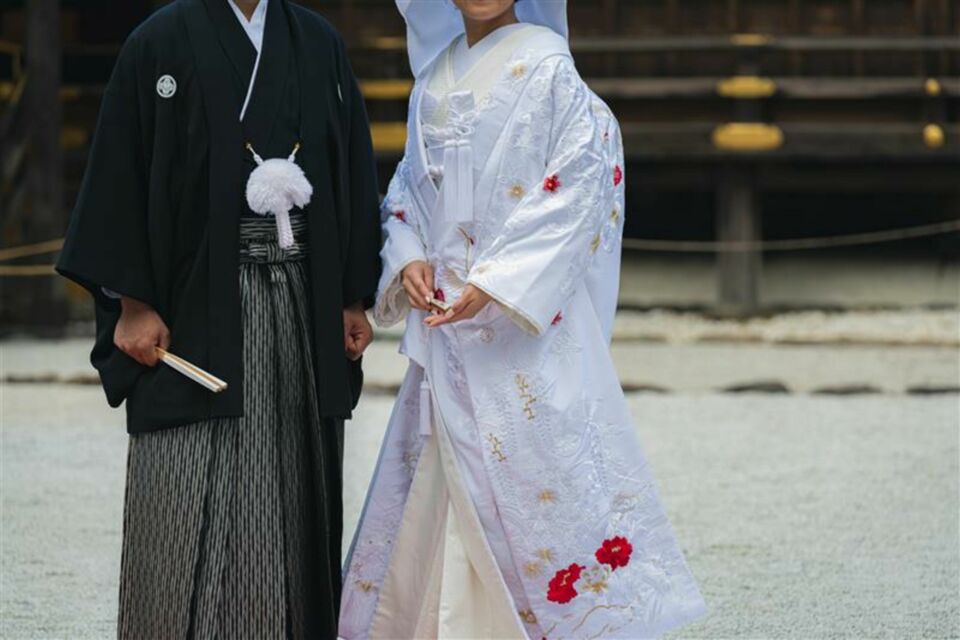 Adobe Stock - Photo d'illustration - Tenue traditionnelle nuptiale au Japon. Le marié a choisi de porter un montsuki pour honorer les traditions ancestrales aux côtés de sa bien-aimée.&nbsp;