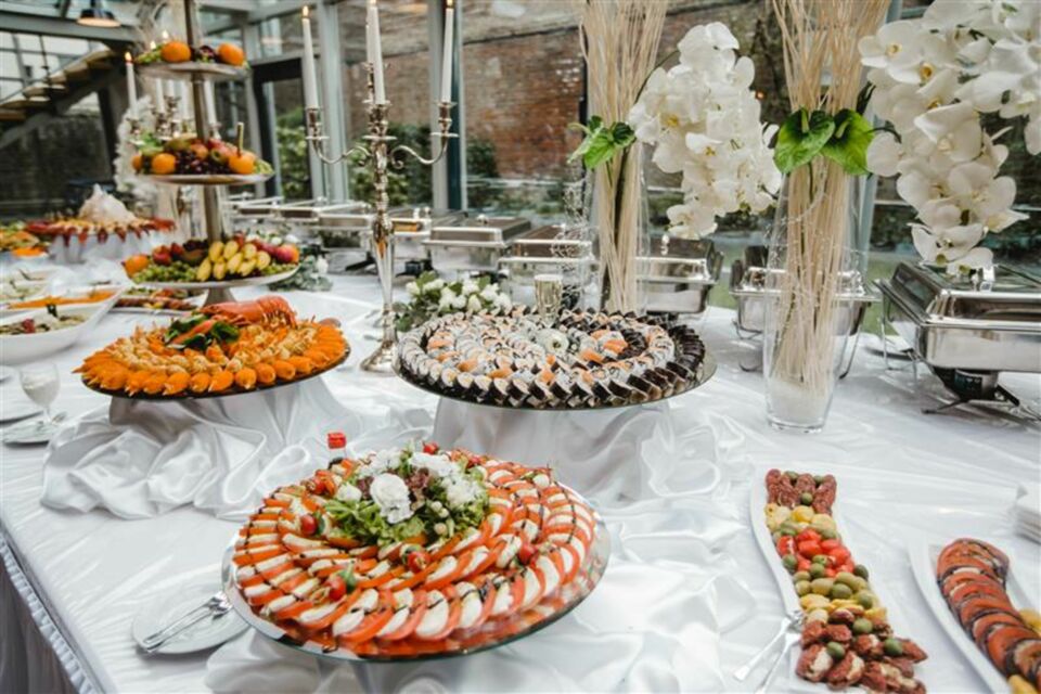 Adobe Stock - Photo d'illustration - Un buffet de mariage soigneusement dressé par un traiteur expert, avec des plats élégamment présentés et une décoration raffinée, crée une expérience culinaire inoubliable pour les invités.