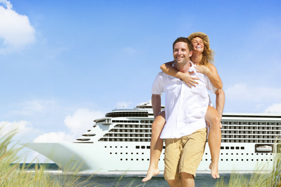 Freepik - Photo d'illustration - Un jeune couple de mariés, rayonnant de bonheur, pose devant le majestueux paquebot qui les emmène pour un voyage de noces inoubliable en croisière, symbole de leur nouvelle aventure à deux
