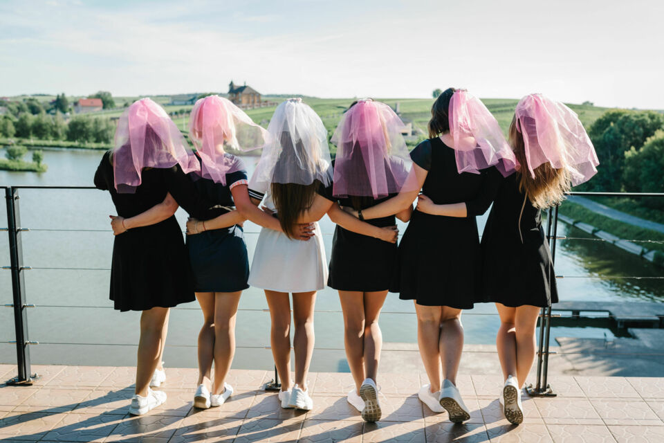 Adobe Stock - Photo d'illustration -&nbsp; Pour marquer le coup du changement qu'est le mariage pour une femme, ses copines peuvent lui organiser un enterrement de vie de jeune fille avec des activités insolites.
