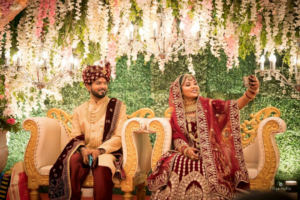 Pexels -  Photo d'illustration - La tenue traditionnelle de la mariée indienne, riche en couleurs et en broderies complexes, symbolise la grâce et la richesse culturelle, , souvent ornée de bijoux et de motifs floraux.