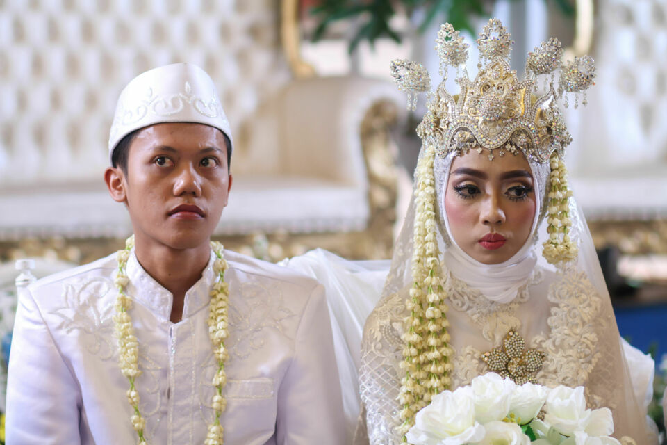Adobe Stock - Photo d'illustration - La tenue traditionnelle et historique du marié indonésien, le baju adat, reflète l'élégance et la richesse culturelle avec ses étoffes luxueuses et ses broderies raffinées.