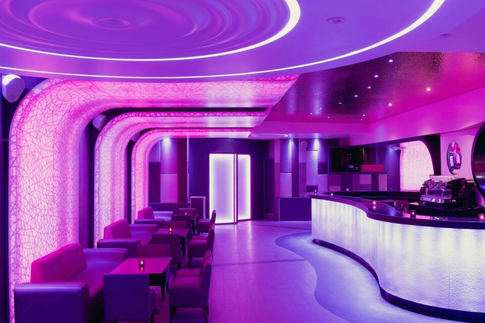 ABC Salles – DR - Au pied de l'Arc de Triomphe, Le Duplex, combine élégance et ambiance festive avec ses différents espaces modulables. Ce cadre prestigieux est parfait pour une célébration de fin d'année d'entreprise à la fois raffinée et divertissante. 