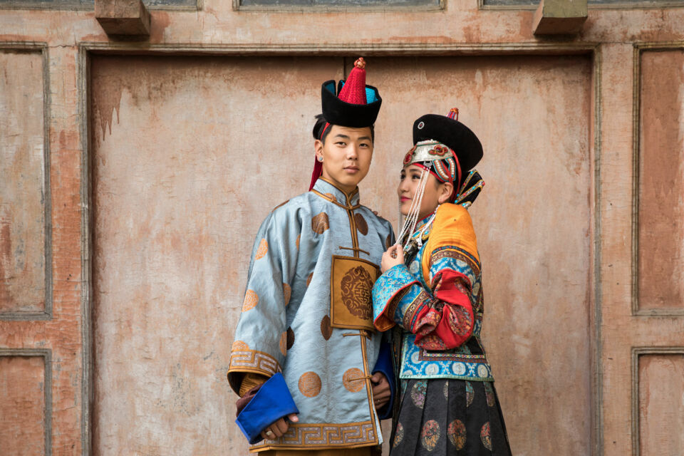 Adobe Stock - Photo d'illustration - Le deel, tenue traditionnelle et historique des mariés mongoles, incarne l'élégance et la richesse culturelle de la Mongolie, mêlant sobriété et ornementation pour célébrer l'union solennelle.