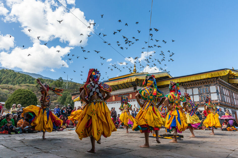 Adobe Stock - Phoot d'illustration - Le Bhoutan, petit royaume himalayen entre l'Inde et la Chine, est riche en traditions profondément imprégnées de spiritualité, où chaque union marie des rituels bouddhistes et des pratiques ancestrales, créant une cérémonie sacrée mêlant prières, offrandes et moments solennels, et forgeant ainsi un lien indissoluble entre les époux.