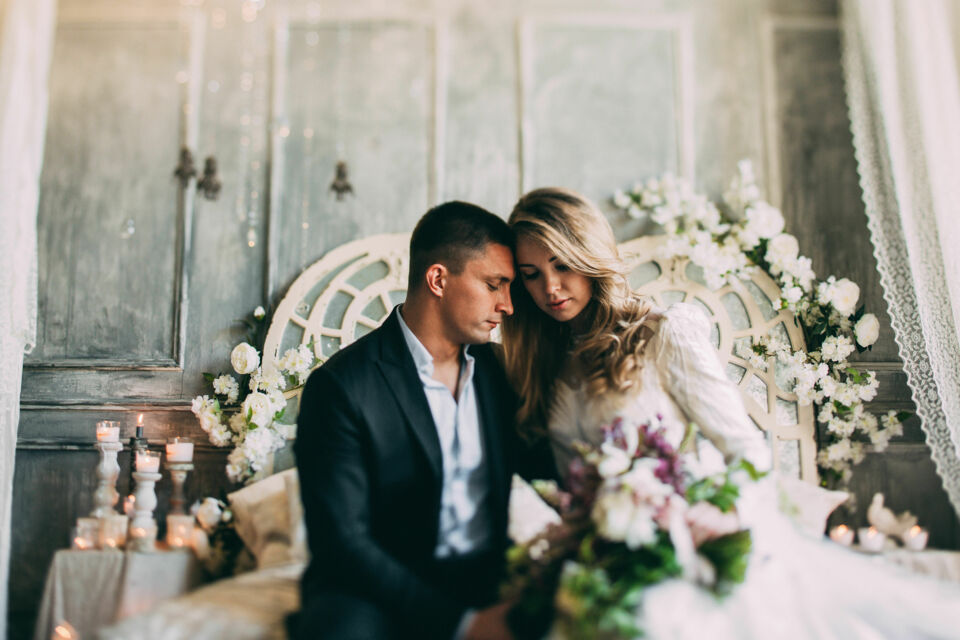 Adobe Stock -  Photo d'illustration - Pour faire de votre nuit de noces un moment exceptionnel et inoubliable, il est essentiel de bien préparer chaque détail, de l'ambiance lumineuse tamisée aux petites attentions spéciales.