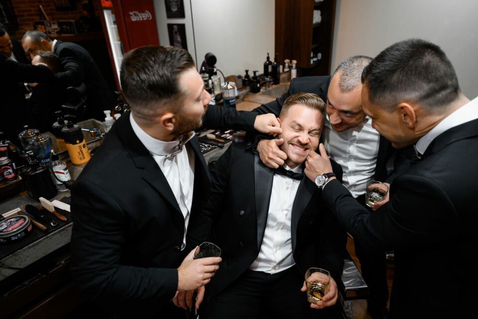 Freepik - Photo d'illustration - Un enterrement de vie de garçon est une fête organisée pour célébrer les derniers jours de célibat d'un homme avant son mariage, souvent marquée par des activités et des soirées mémorables