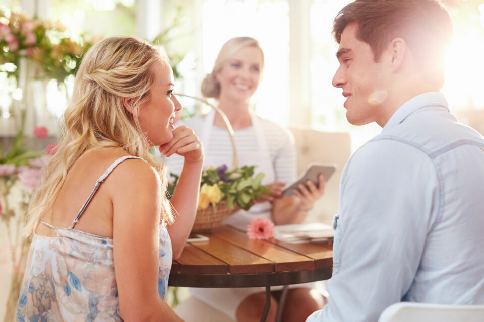 Adobe Stock - Photo d'illustration -  Le choix de vos fleurs de mariage est essentiel pour une ambiance romantique. Voici 20 questions à poser à votre fleuriste pour une décoration parfaite.