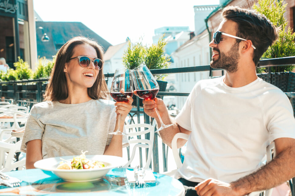 Freepik - Photo d'illustration - Dans le cadre d'une lune de miel gastronomique, les jeunes mariés épicuriens vivent une expérience unique, où chaque repas est une fête des sens !