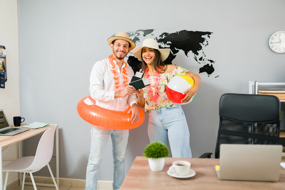 Freepik - Photo d'illustration -  Faire appel à une agence de voyage pour organiser son voyage de noces peut offrir une tranquillité d'esprit inestimable. Cependant, il existe également des inconvénients à considérer. 