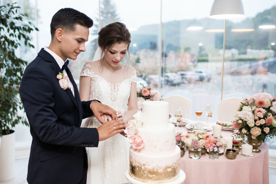 Freepik - Photo d'illustration -  Choisir son pâtissier de mariage est essentiel pour garantir un dessert à la hauteur de vos attentes : un mélange de saveurs, de style et de personnalisation pour sublimer votre union.