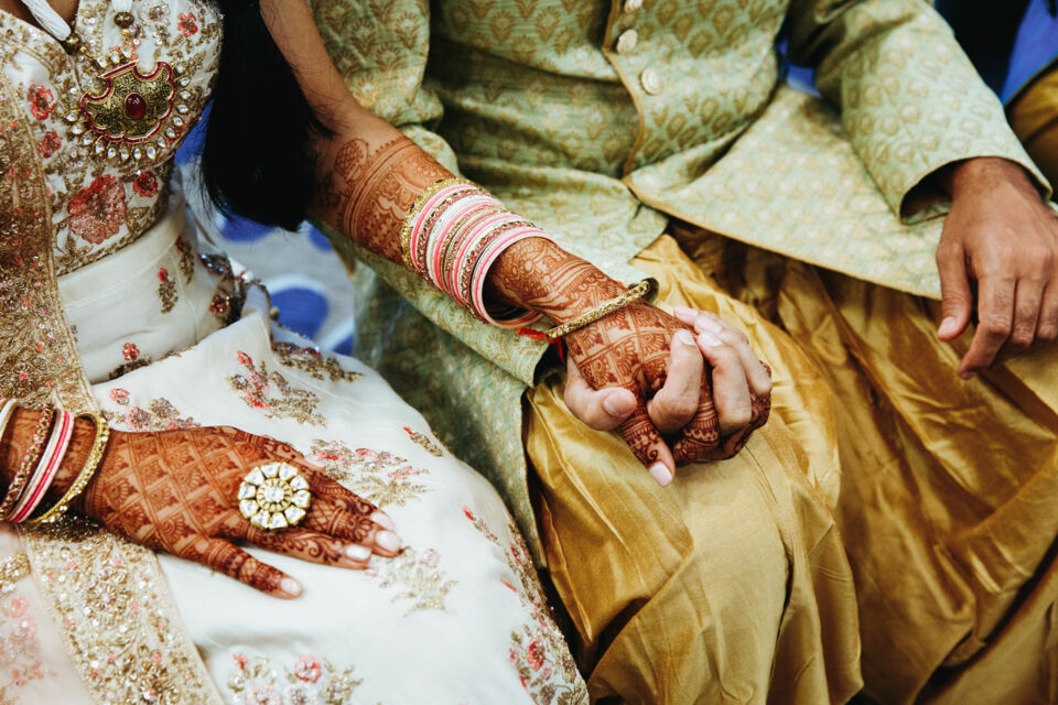 Freepik - Photo d'illustration - Récitée souvent lors des cérémonies, La Bhagavad Gita est un texte sacré de l'hindouisme, qui tient une place importante dans les mariages hindous.