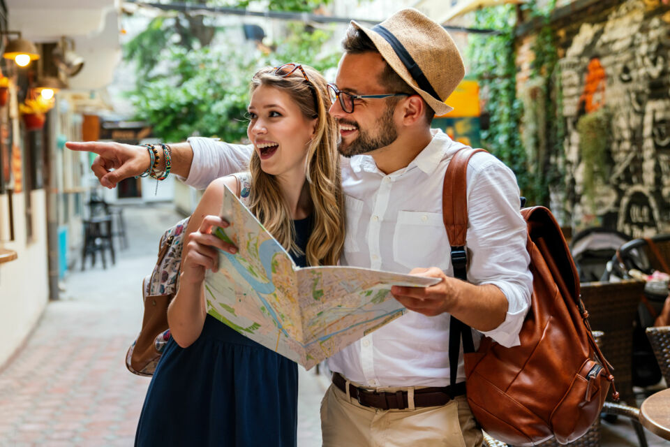 Adobe Stock - Photo d'illustration - Fini le modèle traditionnel de la lune de miel : les jeunes mariés d'aujourd'hui réinventent ce voyage emblématique en choisissant des séjours sur mesure qui correspondent à leurs envies et à leur mode de vie, que ce soit en famille, entre amis ou en plusieurs étapes pour prolonger le plaisir.