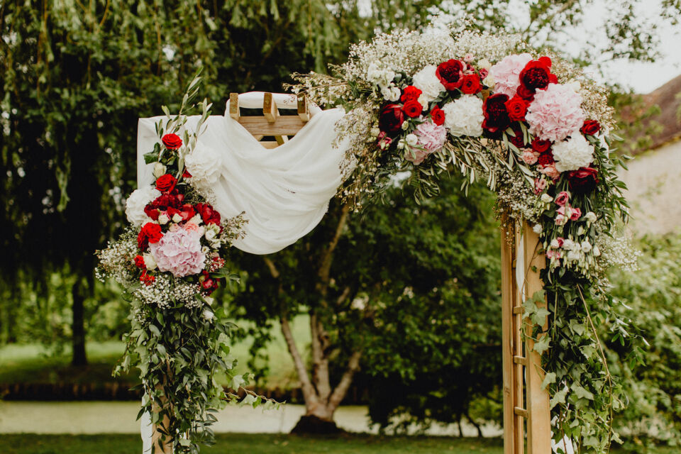 Adobe Stock - Photo d'illustration - Pour une déco de fête à votre image, réalisez une arche personnalisée en quelques étapes simples : mariage, anniversaire, ou fête d’entreprise, adaptez matériaux, couleurs et style pour créer un ornement unique qui marquera les esprits.