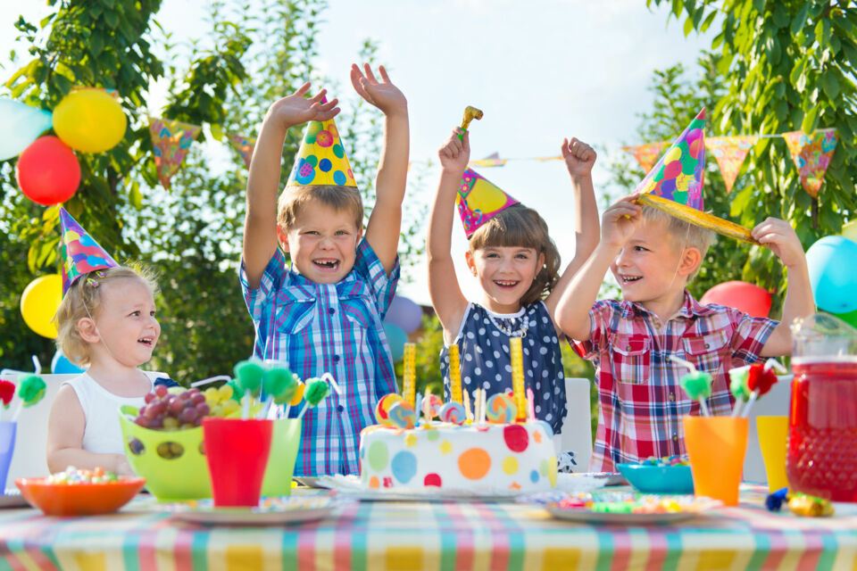 Adobe Stock – Photo d’illustration - Des enfants radieux autour d'une table festive, savourant chaque moment d'une fête pensée pour leur bonheur et leur sécurité. <br>