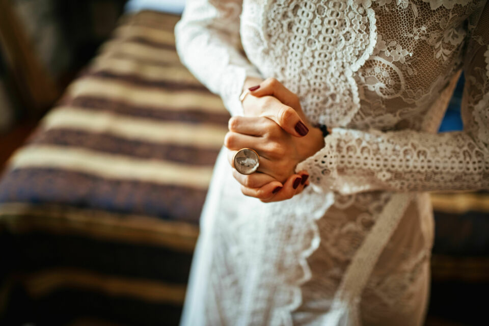 Freepik - Photo d'illustration -  La robe de mariée dans un mariage religieux symbolise la pureté, la beauté et l’engagement, tout en respectant les traditions et les valeurs spirituelles de chaque culture.