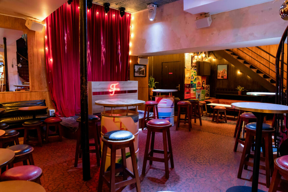 ABC Salles - DR - Pour un afterwork décontracté, le Fitzroy, un bar parisien, offre une ambiance chaleureuse et conviviale avec ses cocktails créatifs 