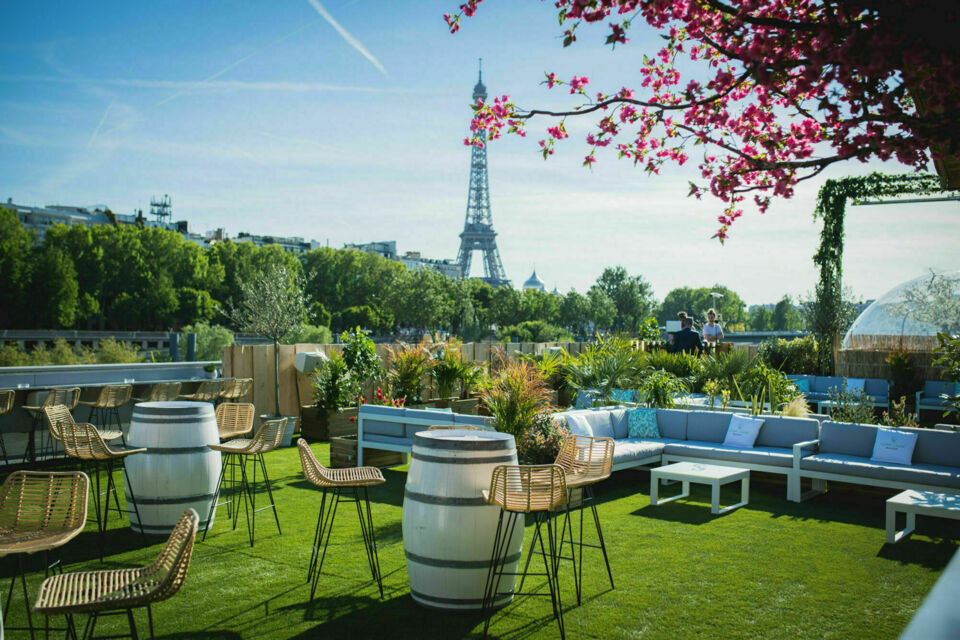 ABC Salles - DR - Avec sa terrasse de style tropical offrant une vue imprenable sur la tour Eiffel, ce rooftop situé le long de la Seine est l’endroit parfait à privatiser pour un afterwork professionnel entre collègues. 