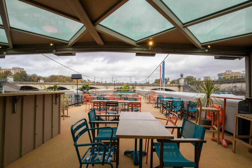 ABC Salles - DR -  Espace raffiné au bord d'une péniche, Francette Paris offre une vue imprenable sur la tour Eiffel, idéal pour une expérience culinaire unique le long de la Seine 