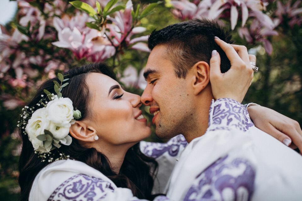 Freepik - Photo d'illustration - Un amour célébré sous les tropiques : un couple de jeunes mariés à Porto Rico, entre traditions vibrantes et paysages paradisiaques.