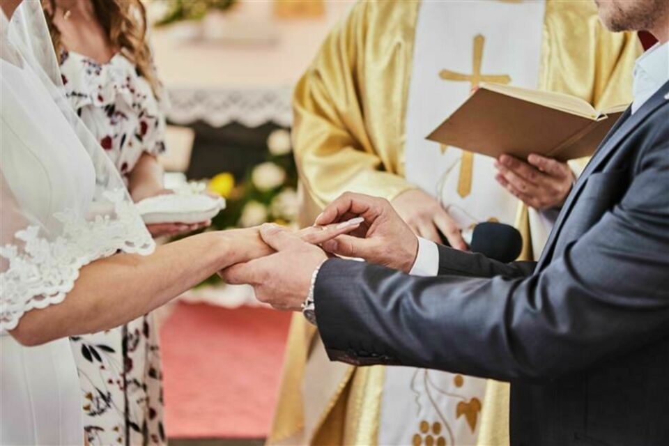 AdobeStock Photo d'illustration Si vous planifiez un mariage religieux, il est essentiel de connaître ces démarches et leurs coûts pour éviter les surprises et vous concentrer pleinement sur ce jour unique.