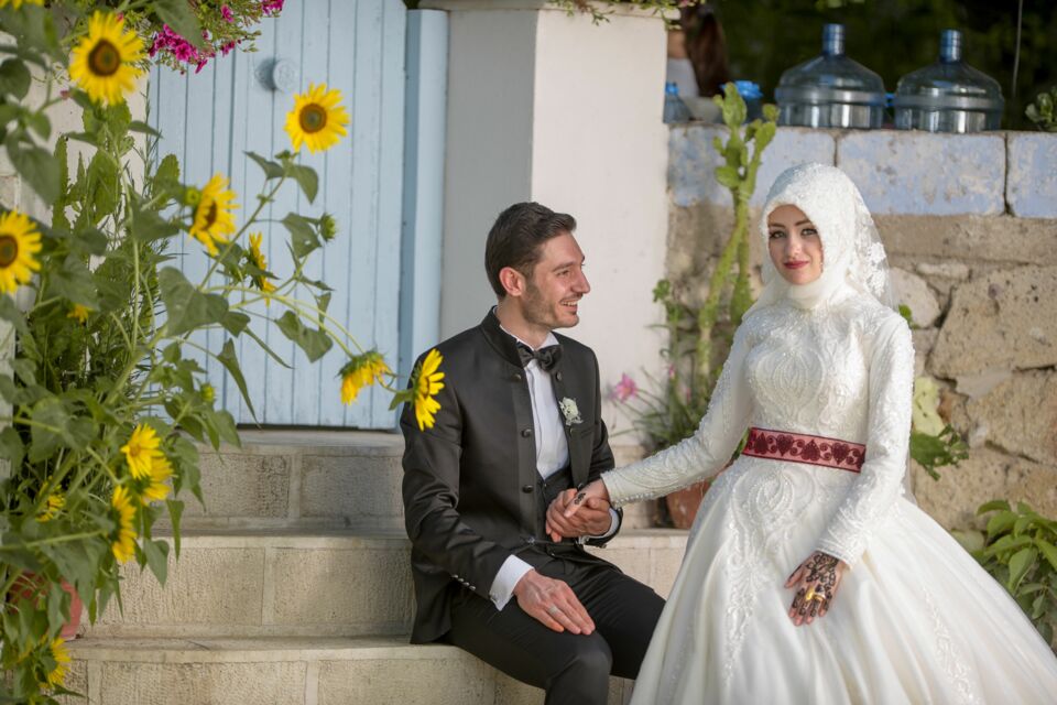 Freepik - Photo d'illustration - Jeune couple de mariés profitent d'un moment à deux le jour de leur union selon les traditions matrimoniales musulmanes.